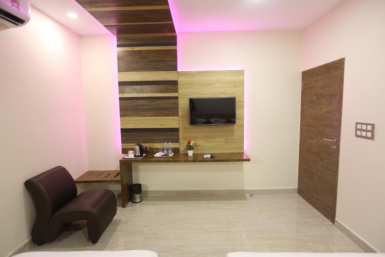 Hotel Sai Krish Grand Chennai Bagian luar foto
